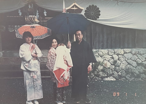 着物に包まれた幼い刑部優美帆と家族のお宮参りの写真